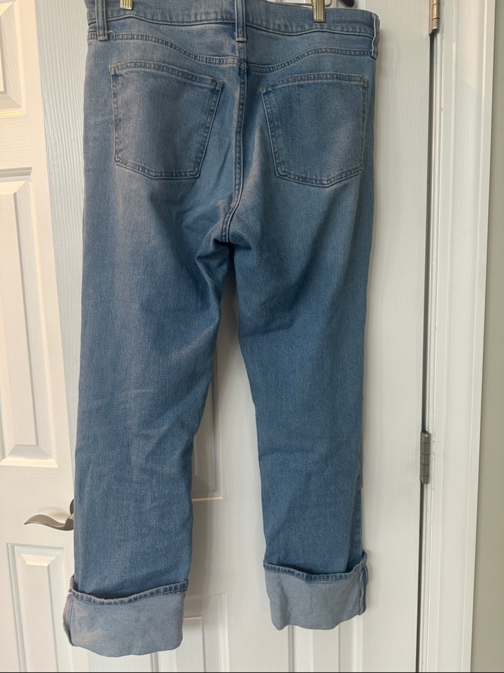 GAP Women's Mid-Rise Cuffed Straight-Leg Jeans in Light Indigo - Picture 3 of 5